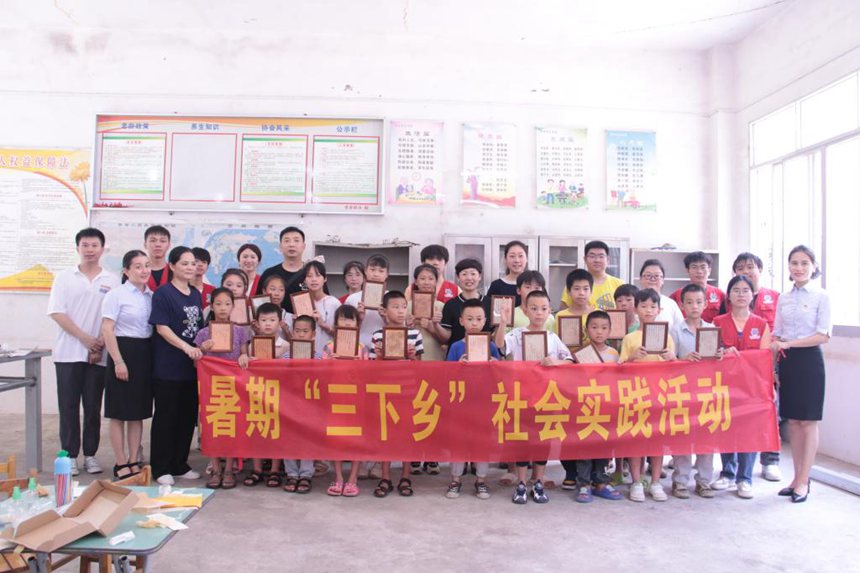 實(shí)踐隊(duì)員與小朋友在四塘太平村合影。桂林醫(yī)學(xué)院供圖