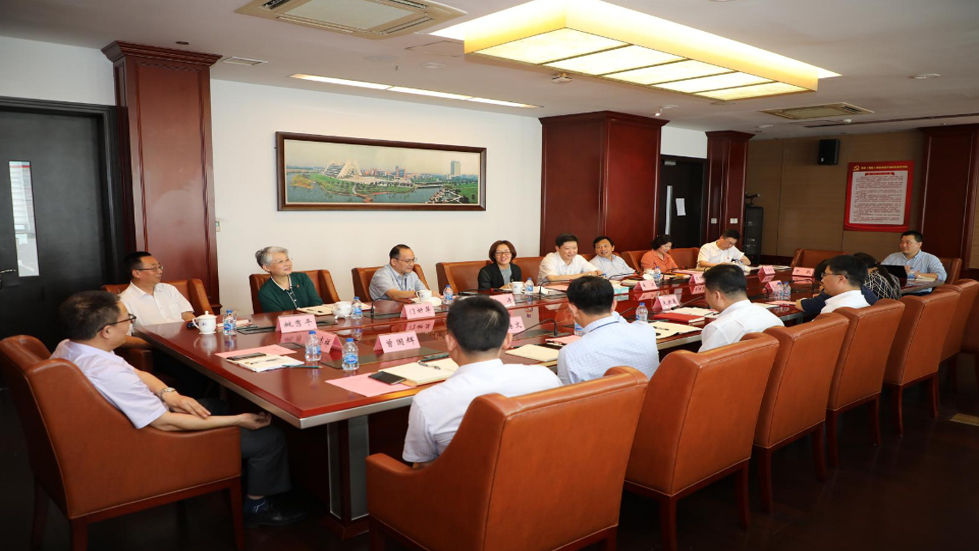 勇當(dāng)創(chuàng)新馬克思主義理論研究和建設(shè)工程的排頭兵